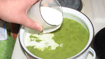 суп-пюре из зеленого горошка и ароматный хлеб с травами