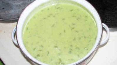 суп-пюре из зеленого горошка и ароматный хлеб с травами