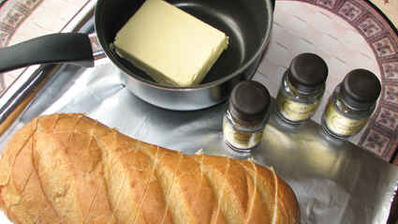 суп-пюре из зеленого горошка и ароматный хлеб с травами