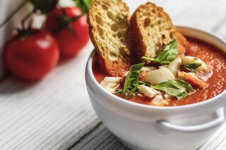 Томатный суп-пюре с протертыми овощами, кальмарами и хрустящей чиабаттой