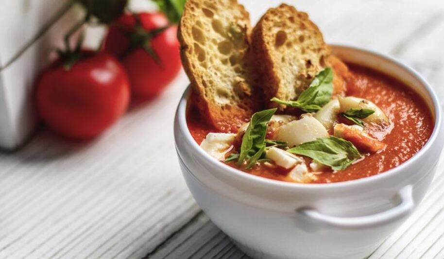 Рецепт томатного супа-пюре с протертыми овощами, кальмарами и хрустящей чиабаттой
