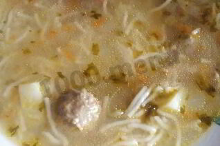 Суп с фрикадельками и вермишелью и картошкой