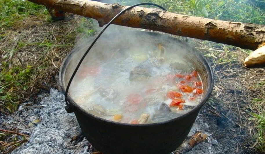 Рецепт ухи из форели на костре