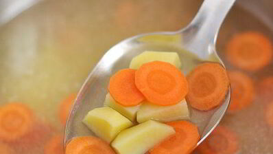 уха с картофелем и помидорами