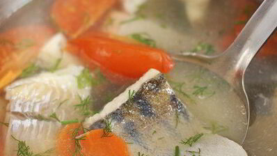 уха с картофелем и помидорами