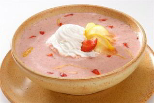 Ягодный суп с ванильным мороженым