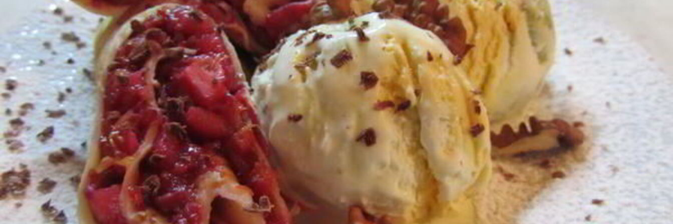 Блинчики с фруктовой начинкой и мороженым