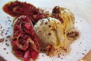 Блинчики с фруктовой начинкой и мороженым