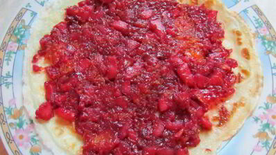 блинчики с фруктовой начинкой и мороженым