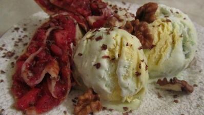 блинчики с фруктовой начинкой и мороженым