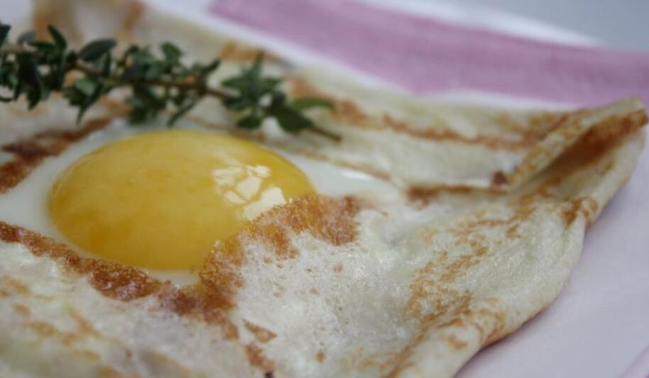 Рецепт блинов с яйцом и беконом