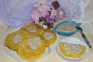 Манно-тыквенные блинчики с ореховым соусом