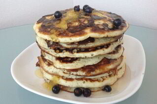 Панкейки с черной смородиной