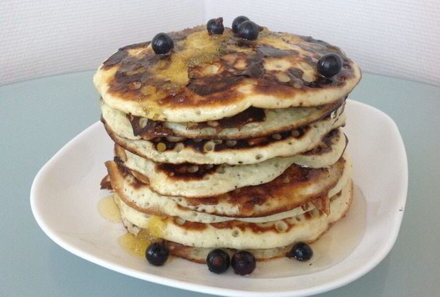Панкейки с черной смородиной