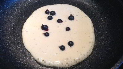 панкейки с черной смородиной