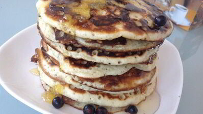 панкейки с черной смородиной