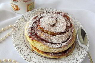 Праздничные панкейки с корицей и карамелью