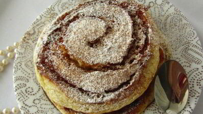 праздничные панкейки с корицей и карамелью