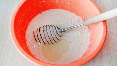 простые дрожжевые блины на молоке