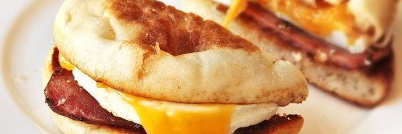 Булочка с яйцом и ветчиной на завтрак