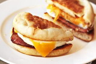 Булочка с яйцом и ветчиной на завтрак