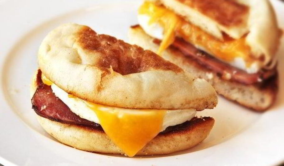Рецепт булочки с яйцом и ветчиной на завтрак