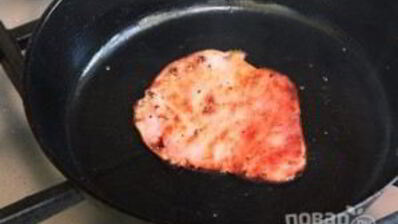 булочка с яйцом и ветчиной на завтрак