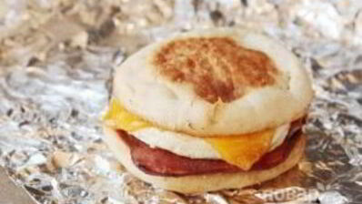 булочка с яйцом и ветчиной на завтрак