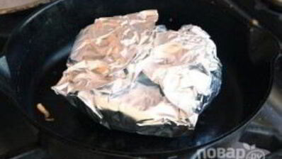 булочка с яйцом и ветчиной на завтрак