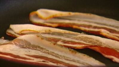 булочка с яйцом пашот и беконом под соусом голландез