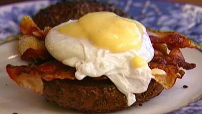 булочка с яйцом пашот и беконом под соусом голландез