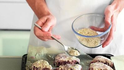 булочки с овсянкой, медом и ягодами