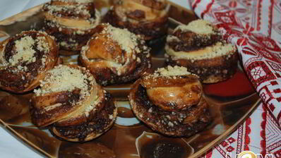 булочки с шоколадом, орехами и посыпкой