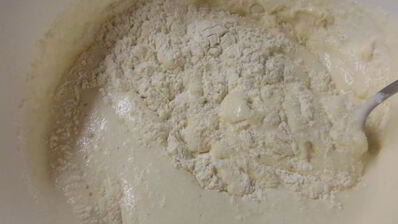 булочки с шоколадом, орехами и посыпкой