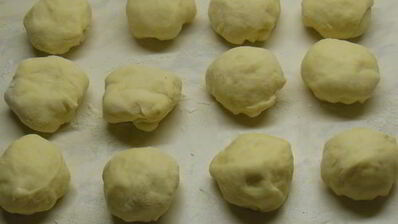 булочки с шоколадом, орехами и посыпкой