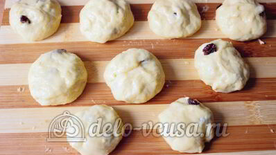 дрожжевые булочки с изюмом