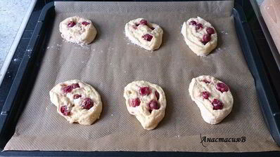 дрожжевые плюшки с вишней и пудингом