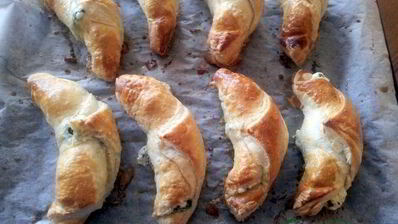 греческие круассаны с брынзой и шпинатом