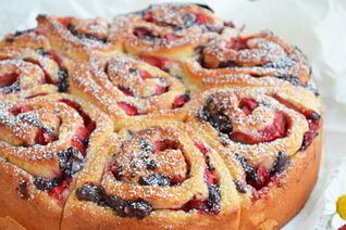 Праздничные булочки с клубникой и шоколадом