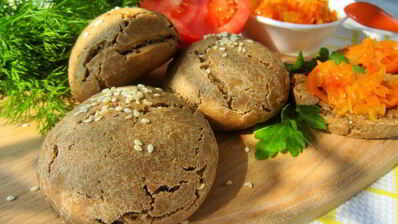 ржаные булочки с кунжутом