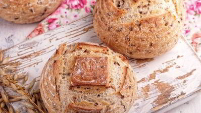 цельнозерновые булочки с семенами льна на закваске