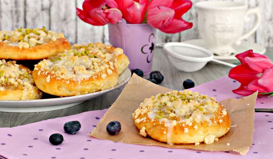 Рецепт ватрушек с яблочной начинкой и штрейзелем