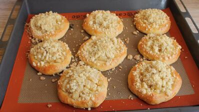 ватрушки с яблочной начинкой и штрейзелем