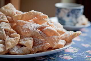 Десерт Хворост под снегом