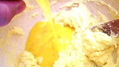 французский кекс с персиками