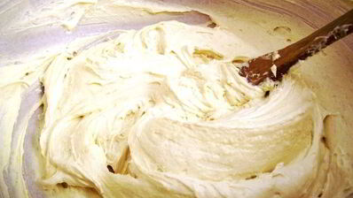 французский кекс с персиками