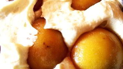 французский кекс с персиками