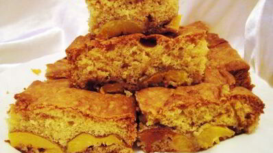 французский кекс с персиками