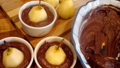 груши в шоколадном кексе