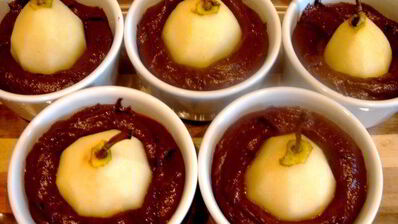 груши в шоколадном кексе